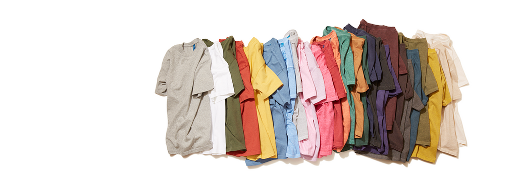 Good on est une marque japonaise proposant principalement des t-shirts et sweatshirts basiques pour hommes. Ils sont connus pour leurs incroyables déclinaisons de couleurs et pour leurs vêtements sans aucunes coutures latérales.