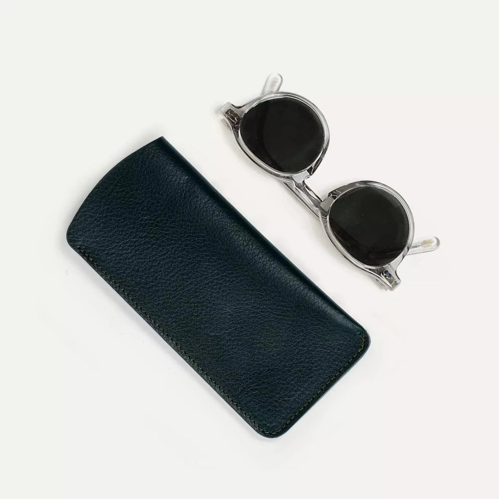 L'étui à lunette 'binocle' Bleu de chauffe est en cuir tanné végétal souple. Fabriqué en France taille 16,5cm x 7,5cm