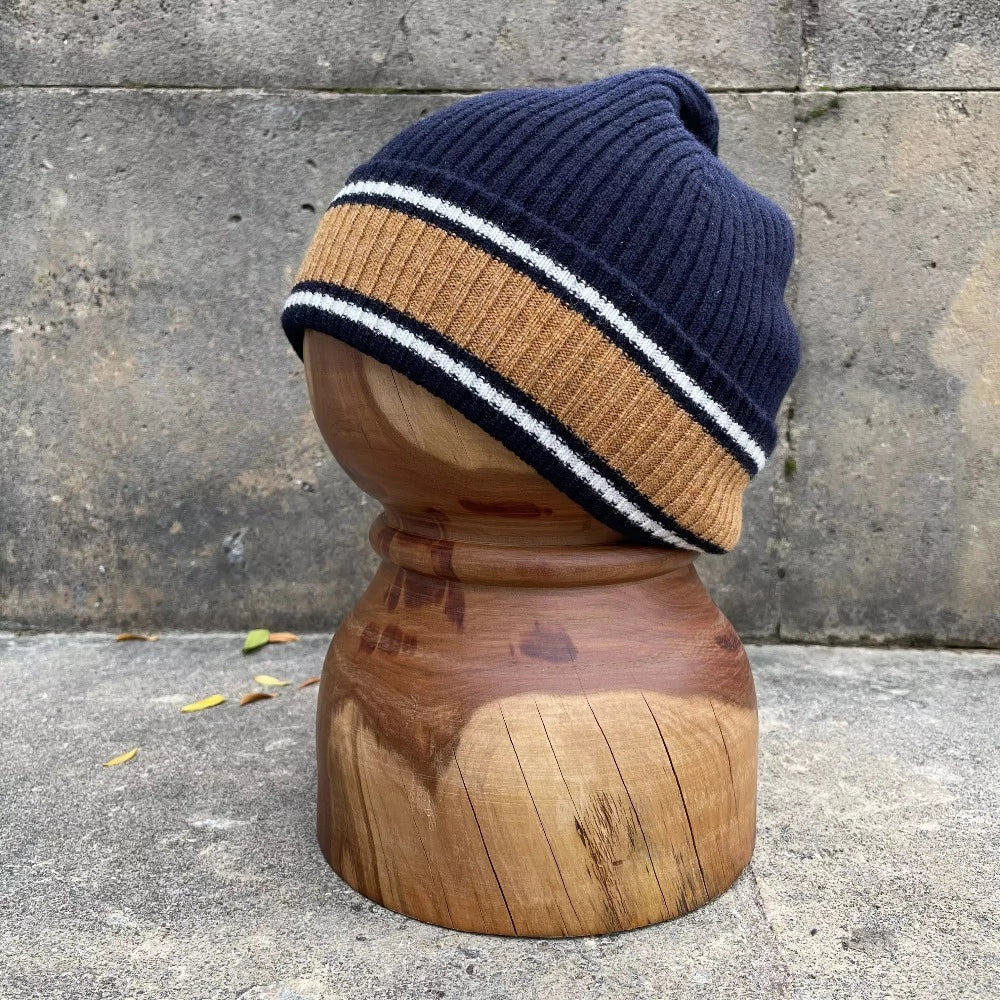Le bonnet loudoun Mackie of scotland est une nouveauté de cet hiver, ses bandes contrastés rappellent le style ivy/universitaire.  Il peut être associé avec l'écharpe loudoun de la même couleur.  100% laine d'agneau tricotage léger fabriqué en Ecosse