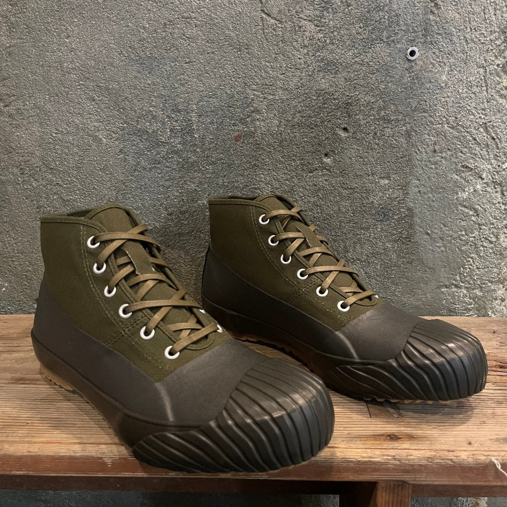 La sneakers all weather par Moonstar est LE modèle emblématique de la marque japonaise.  Fabriqué à Kurume au japon, elle se singularise par une technique d'assemblage appelé ' "Ka-ryu" qui consiste a joindre une partie en caoutchouc vulcanisé et une partie en coton canvas.  La chaussure est passé dans un four pendant 1h à 200°, procédé permettant flexibilité, adhérence et confort.