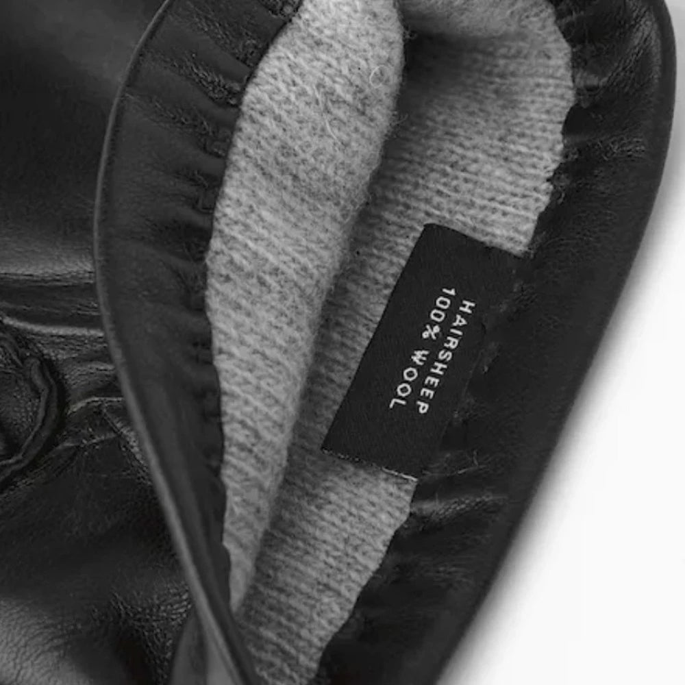 Les gants Edward Hestra sont une référence en hiver dans un style rétro-chic.  Avec un cuir souple entièrement cousu main et doublé en laine, ils sauront vous tenir au chaud avec style.( a porter avec une veste Barbour par exemple)  poignée élastique  extérieur 100% cuir de mouton doublure 100% laine 