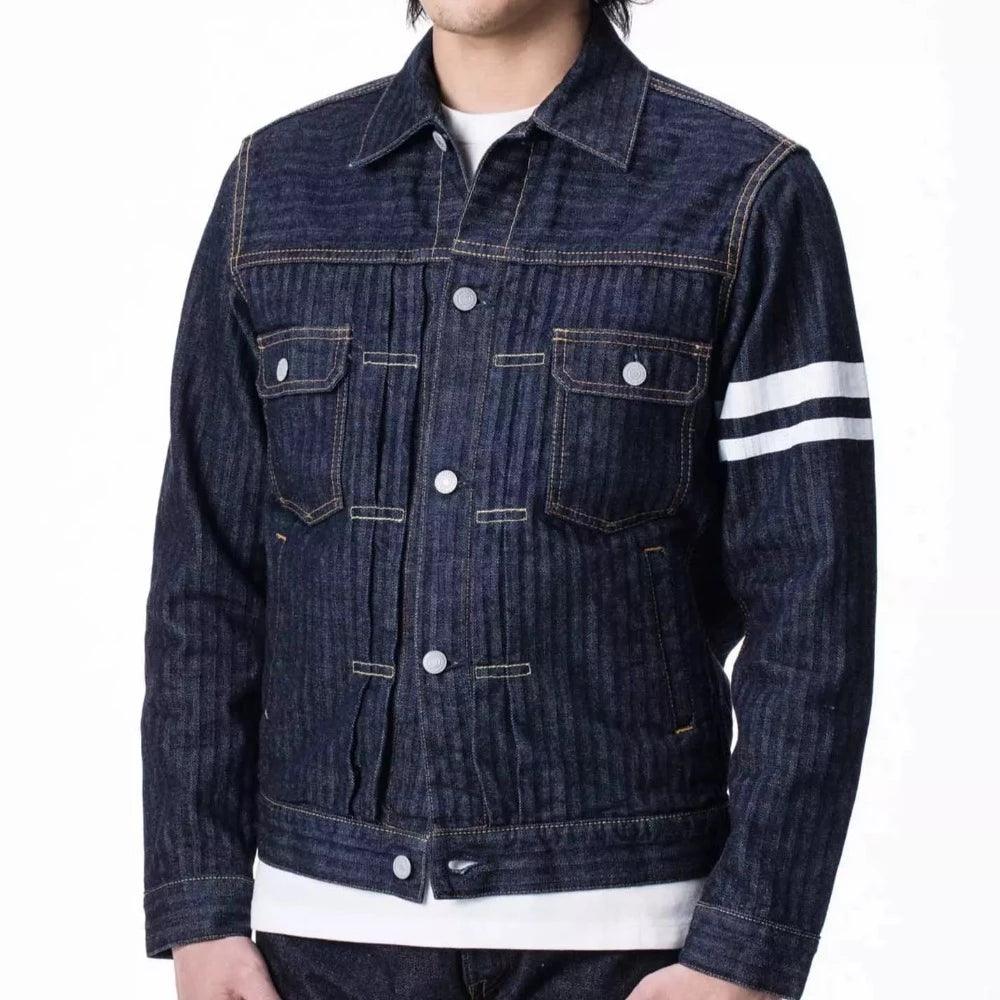 La veste type 2 herringbone Momotaro est le parfait exemple du savoir-faire de la marque d'Okayama. Sa toile selvedge 14oz à la particularité d'être tissé en chevrons (herringbone), ce qui lui donne sa texture unique. Le modèle type 2 dispose de 2 poches poitrines et 2 poches à la taille. 100% coton selvedge 14oz Fabriqué au Japon   