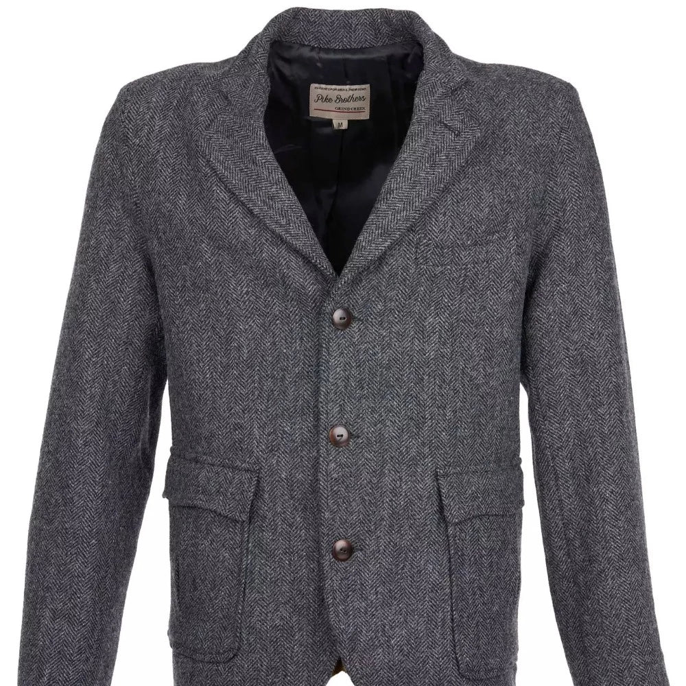 La veste 1938 Cricketeer dundee grey Pike brothers est inspiré des vestes de chasse anglaise du 19ème siècle.  Elle s'associe avec le gilet dundee grey, aussi dans le même tissu.   tissu extérieur : 100% laine chevron doublure : 100% viscose couple classique fabriqué au Portugal  