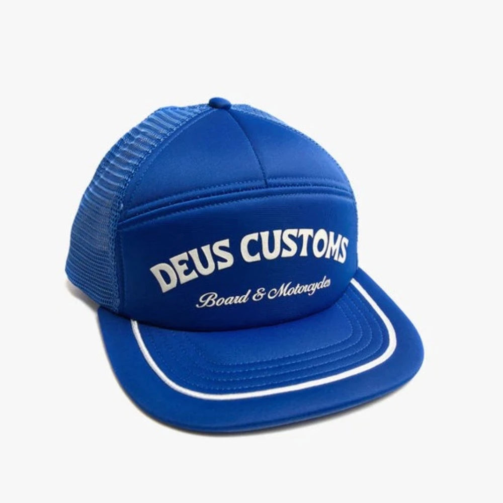 Cette casquette fait partie de la nouvelle collection du printemps 2022 de Deus Ex Machina. Son style vintage et son imprimé bouffant sur le devant seront vous séduire.