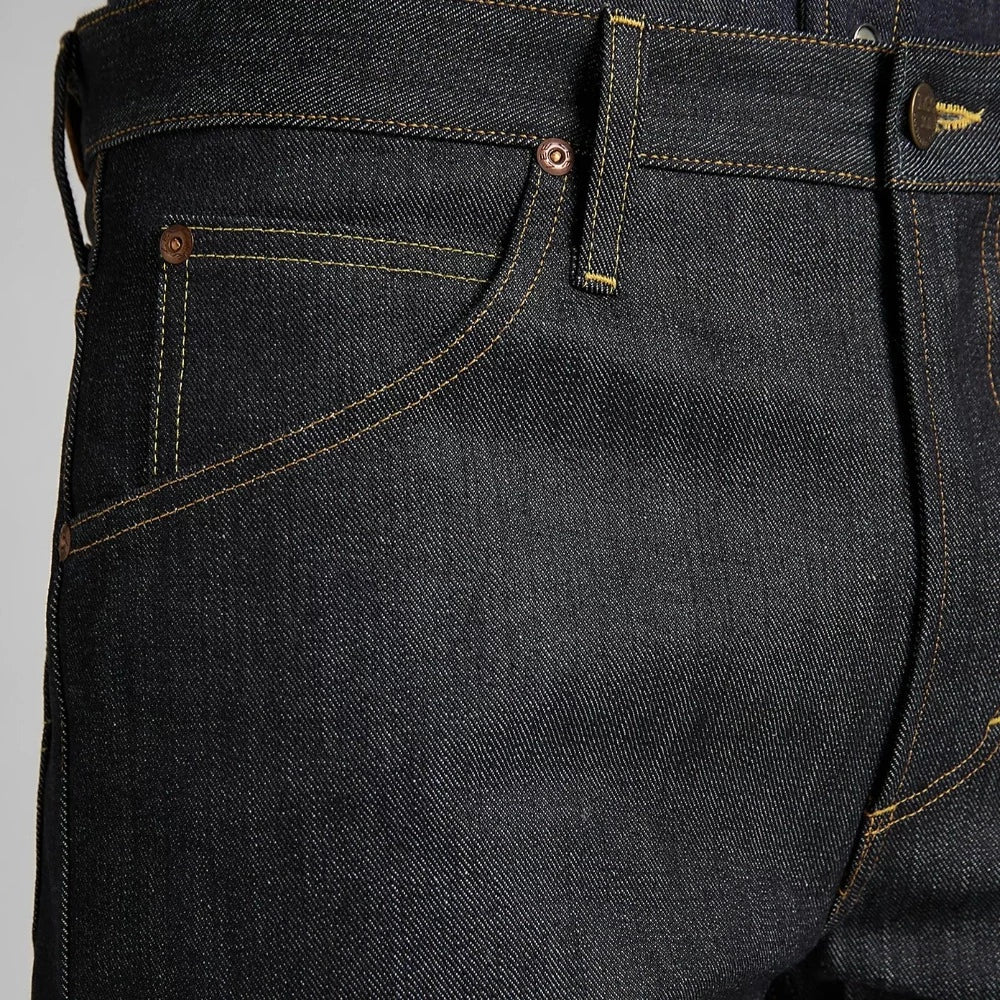 Le jeans Lee 101 Z brut s'adapte à toute les morphologies grâce à sa coupe droite et sa couleur brut. Ce jeans est d'une grande qualité et dure dans le temps.