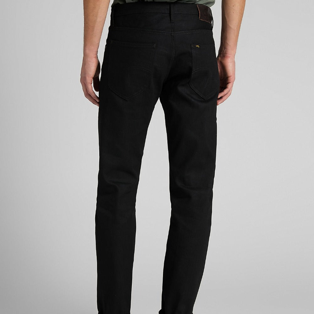 Le jeans LEE 101 Z black est d'une grande qualité et s'adapte à toutes les morphologies grâce à sa coupe droite. Ce jeans noir 100% coton est une pièce basique à avoir dans son dressing !