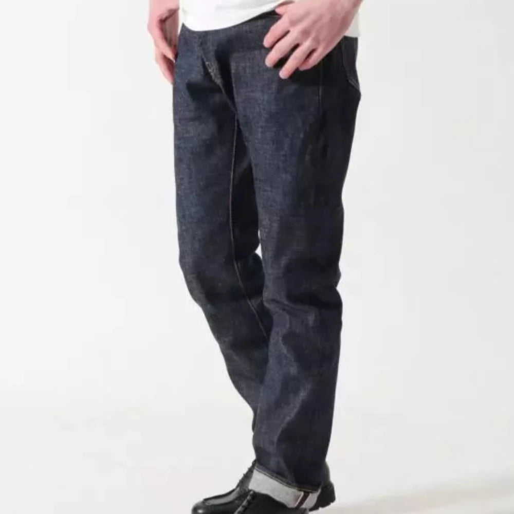 Le classique jeans Momotaro 0605 ici proposé dans la série 'copper label' avec une toile selvedge 'legacy blue' plus clair, rappelant les denims d'époque.  L'absence des bandes caractéristique et sa toile plus souple en font un jeans du quotidien simple à porter avec un joli potentiel de délavage.  La coupe est droite légèrement ajusté (similaire au j466 Japan blue)