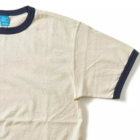 Le t-shirt ringer Good On possède un col et des bord de manche contrasté, dans l'esprit des t-shirt de sport americain d'époque.  Ils disposent de la même épaisseur (5,5oz) que leur jersey classique.  Fabriqué au Japon 100% coton construction tubulaire unisex