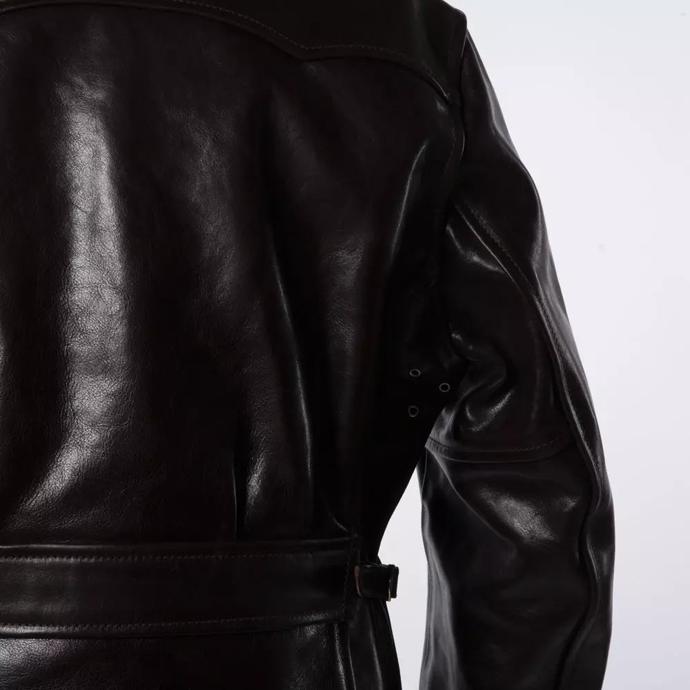 Le blouson en cuir ‘ Half Belt ' est un classique de la collection Aero Leather depuis les années 80. En effet, c'est littéralement le 3ème blouson créé après le fameux 'Highwayman ' et le modèle A2.  Comme son nom l'indique, il dispose d'une demie-ceinture arrière très populaire dans les années 20. Son intérêt n'est que purement esthétique, il permet de couper le design arrière en plusieurs parties.