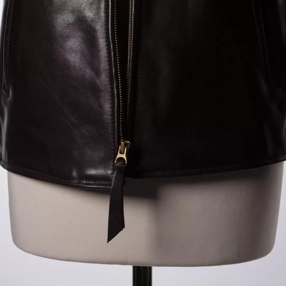 Le blouson en cuir ‘ Half Belt ' est un classique de la collection Aero Leather depuis les années 80. En effet, c'est littéralement le 3ème blouson créé après le fameux 'Highwayman ' et le modèle A2.  Comme son nom l'indique, il dispose d'une demie-ceinture arrière très populaire dans les années 20. Son intérêt n'est que purement esthétique, il permet de couper le design arrière en plusieurs parties.