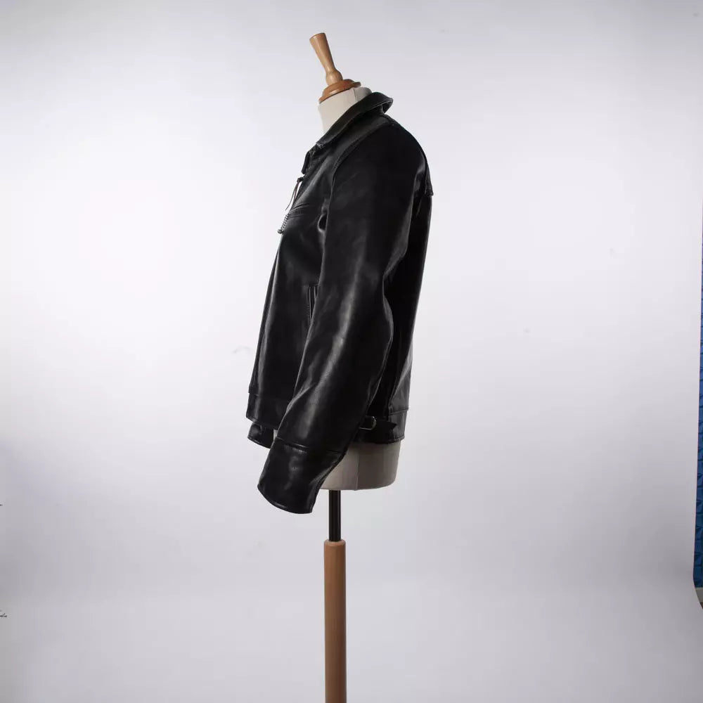 Le blouson en cuir ‘ Highwayman ’ est le modèle le plus emblématique qui a fait le succès d’Aero Leather depuis 40 ans.  Souvent copié, jamais égalé. "effortless cool" comme disent les anglais.  Son design intemporel né en 1983 s’inspire des vestes de la mouvance rockers anglais des années 50, simple mais efficace.