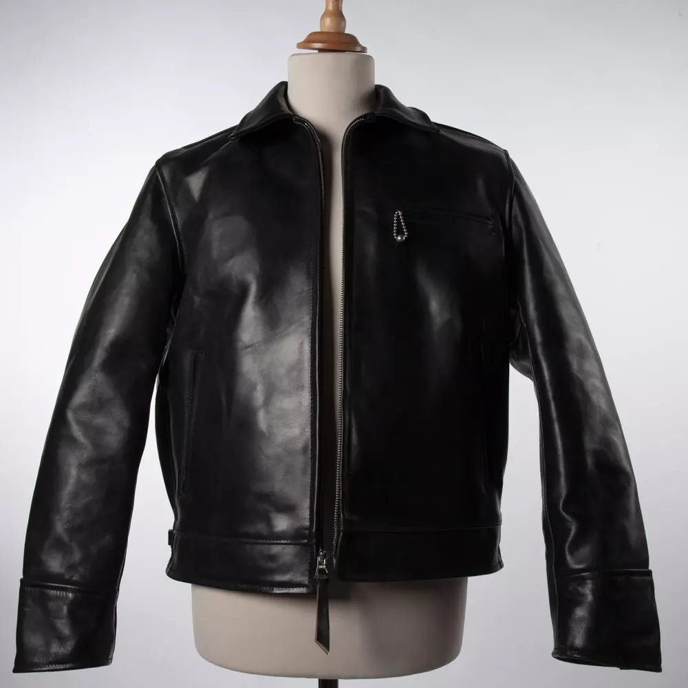 Le blouson en cuir ‘ Highwayman ’ est le modèle le plus emblématique qui a fait le succès d’Aero Leather depuis 40 ans.  Souvent copié, jamais égalé. "effortless cool" comme disent les anglais.  Son design intemporel né en 1983 s’inspire des vestes de la mouvance rockers anglais des années 50, simple mais efficace.