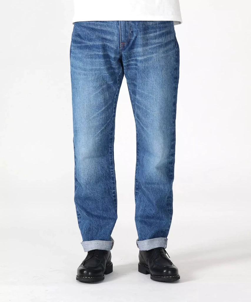 Le jeans j401 washed Japan blue dispose d'une coupe droite classique similaire au j466 mais dans une toile selvedge de 14,8oz. C'est la version délavé de leur best seller en coupe droite classique. La toile garde son grain irrégulier caractéristique .    La coupe du j401 est idéale pour ceux qui souhaitent privilégier le confort ou aller doucement vers plus d'ampleur.