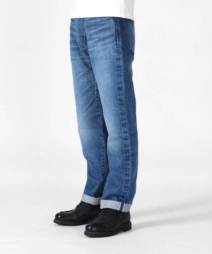 Le jeans j401 washed Japan blue dispose d'une coupe droite classique similaire au j466 mais dans une toile selvedge de 14,8oz. C'est la version délavé de leur best seller en coupe droite classique. La toile garde son grain irrégulier caractéristique .    La coupe du j401 est idéale pour ceux qui souhaitent privilégier le confort ou aller doucement vers plus d'ampleur.