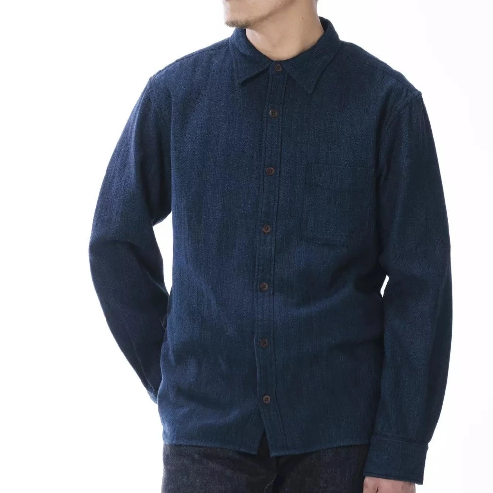 La chemise indigo jacquard Momotaro est une nouveauté du printemps 2023.  Elle possède une coupe classique et une teinture indigo très profonde, le tissage jacquard de par sa conception donne une étoffe épaisse et souple.  Une chemise classique qui représente tout le savoir faire de la marque dans la tradition 'wabi-sabi'  100% coton  Indigo dye boutons en corozo Fabriqué au Japon 
