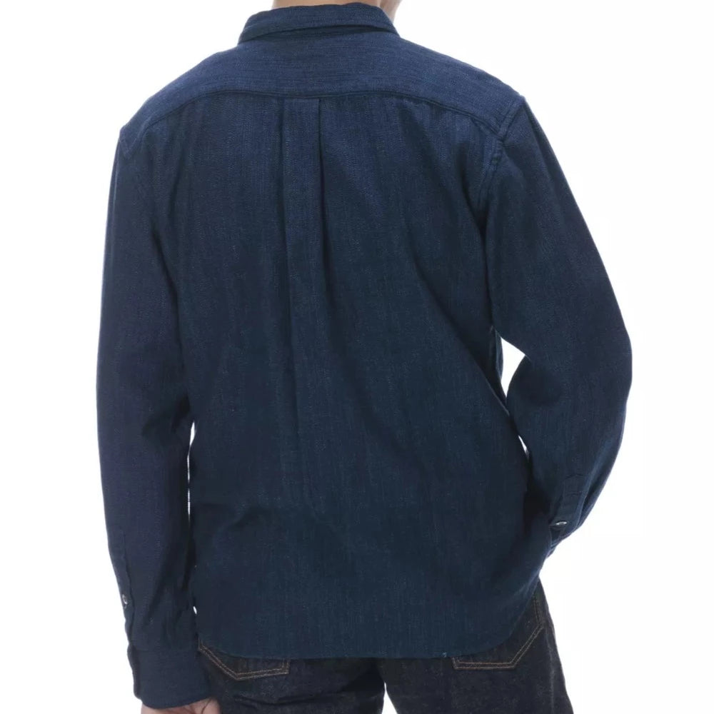 La chemise indigo jacquard Momotaro est une nouveauté du printemps 2023.  Elle possède une coupe classique et une teinture indigo très profonde, le tissage jacquard de par sa conception donne une étoffe épaisse et souple.  Une chemise classique qui représente tout le savoir faire de la marque dans la tradition 'wabi-sabi'  100% coton  Indigo dye boutons en corozo Fabriqué au Japon 