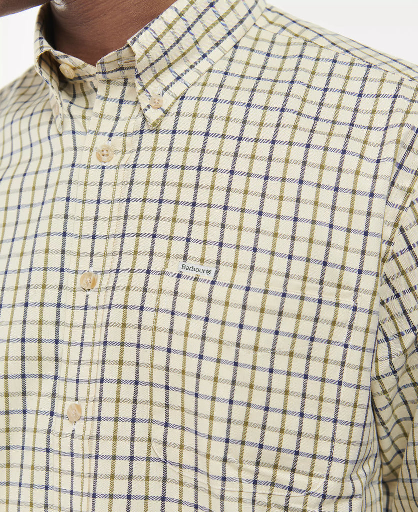 La chemise Barbour Tattersall présente un motif à carreaux sur toute sa surface, une fermeture frontale à boutons contrastés et une poche sur le côté gauche de la poitrine. Fabriquée en 100% coton, cette chemise est un basique décontracté et élégant à porter sous un sweat-shirt ou comme vêtement à part entière.