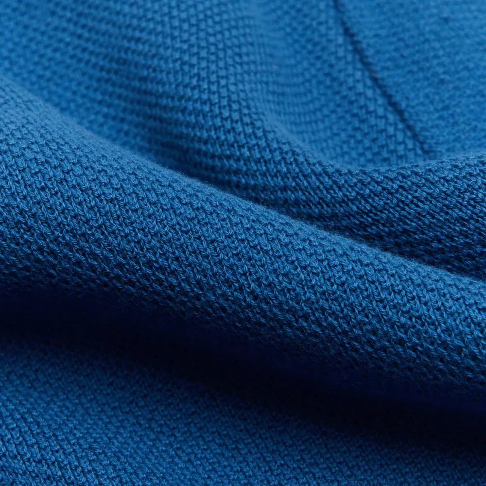 Le pull youri Nitto en coton piqué est la version pour le Printemps du classique pull youri en laine merinos.  Il reprend la même forme, le même tricotage mais en coton peigné  100% coton Fabriqué en France à Clamart.