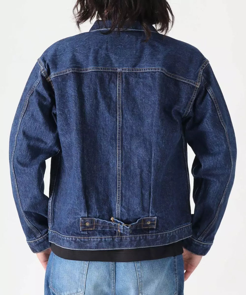 La veste classic type 1 Japan blue s'inspire des premières veste en denim du début du 20ème siècle ici proposé dans une version mid-wash, un délavage légèrement marqué qui garde une bel profondeur d'indigo.