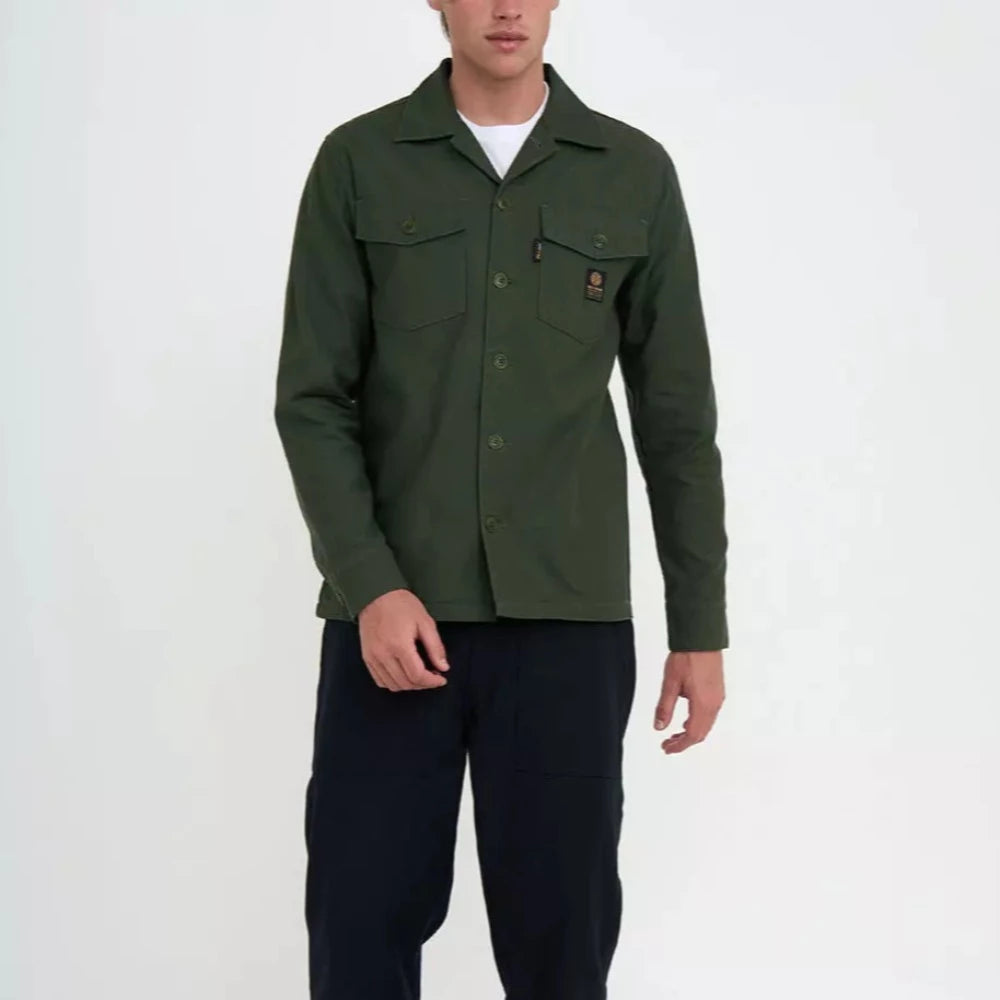 La chemise Monty Deus ex Machina s'inspire directement des chemises militaires américaines des années 50-60. Simple et résistante grâce a son tissu en cordura, elle peut se porter en chemise ou surchemise, c'est un classique de la marque reconduit chaque saison.