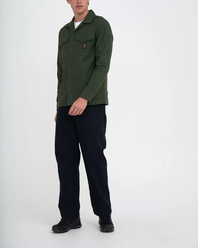 La chemise Monty Deus ex Machina s'inspire directement des chemises militaires américaines des années 50-60. Simple et résistante grâce a son tissu en cordura, elle peut se porter en chemise ou surchemise, c'est un classique de la marque reconduit chaque saison.
