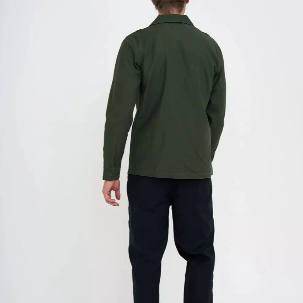 La chemise Monty Deus ex Machina s'inspire directement des chemises militaires américaines des années 50-60. Simple et résistante grâce a son tissu en cordura, elle peut se porter en chemise ou surchemise, c'est un classique de la marque reconduit chaque saison.