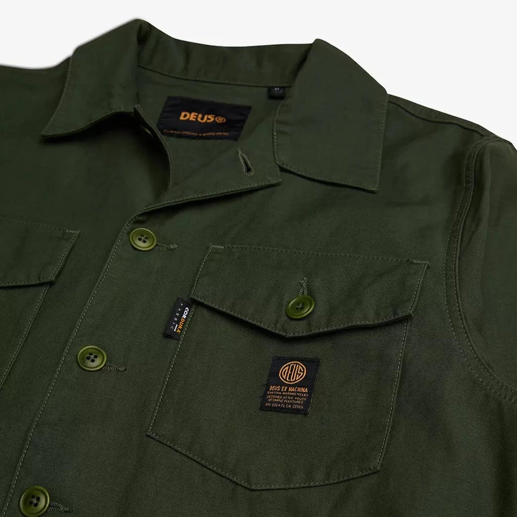 La chemise Monty Deus ex Machina s'inspire directement des chemises militaires américaines des années 50-60. Simple et résistante grâce a son tissu en cordura, elle peut se porter en chemise ou surchemise, c'est un classique de la marque reconduit chaque saison.