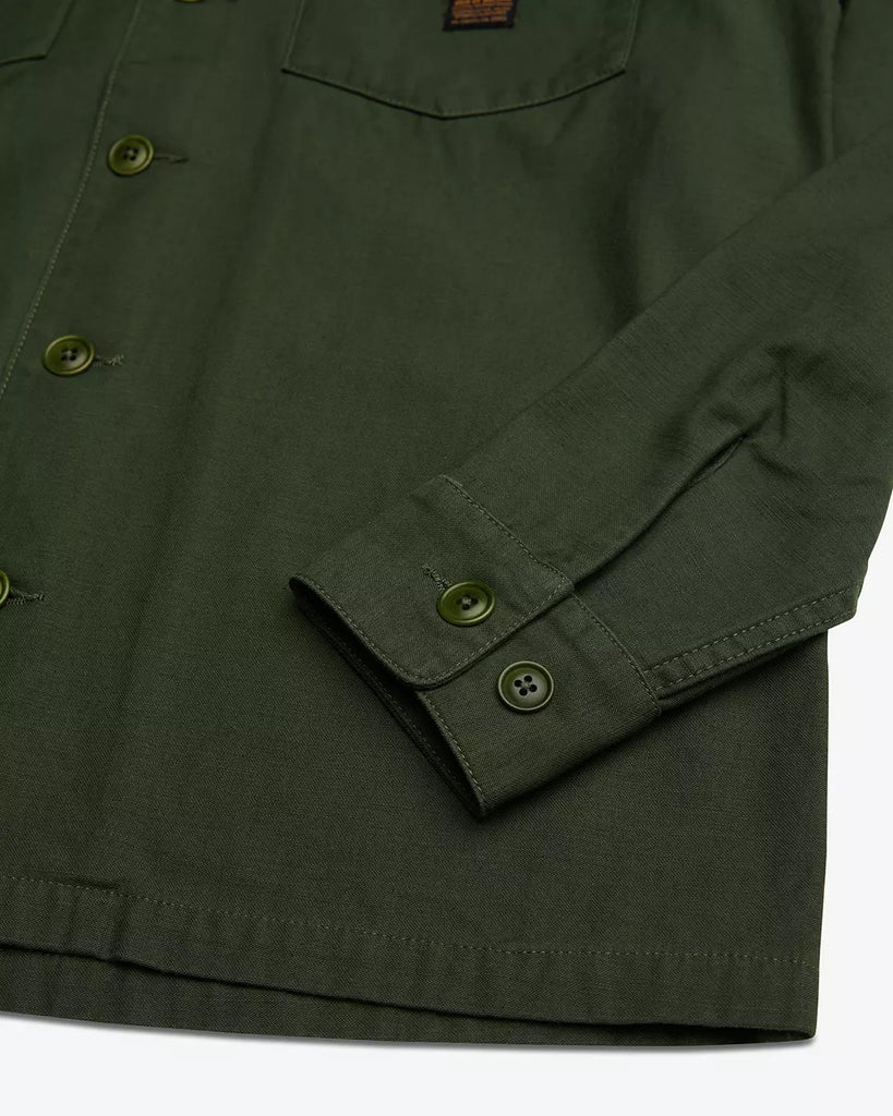 La chemise Monty Deus ex Machina s'inspire directement des chemises militaires américaines des années 50-60. Simple et résistante grâce a son tissu en cordura, elle peut se porter en chemise ou surchemise, c'est un classique de la marque reconduit chaque saison.