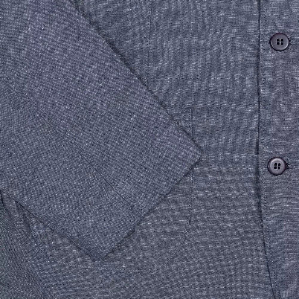 La veste 1927 Harvester smoke grey par Pike brothers s'inspire des vestes de travail des années 1920/1930. Il possède trois poches sur le devant et une semi doublure traditionnelle. 
