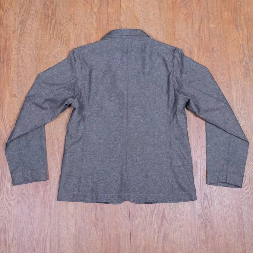 La veste 1927 Harvester smoke grey par Pike brothers s'inspire des vestes de travail des années 1920/1930. Il possède trois poches sur le devant et une semi doublure traditionnelle. 