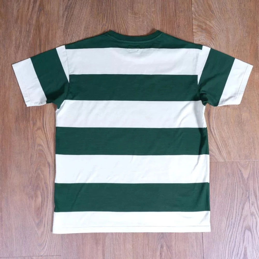 Le T-shirt 1967 Sports Vinson green reproduit les motifs authentiques des clubs de sport américain des années 60.