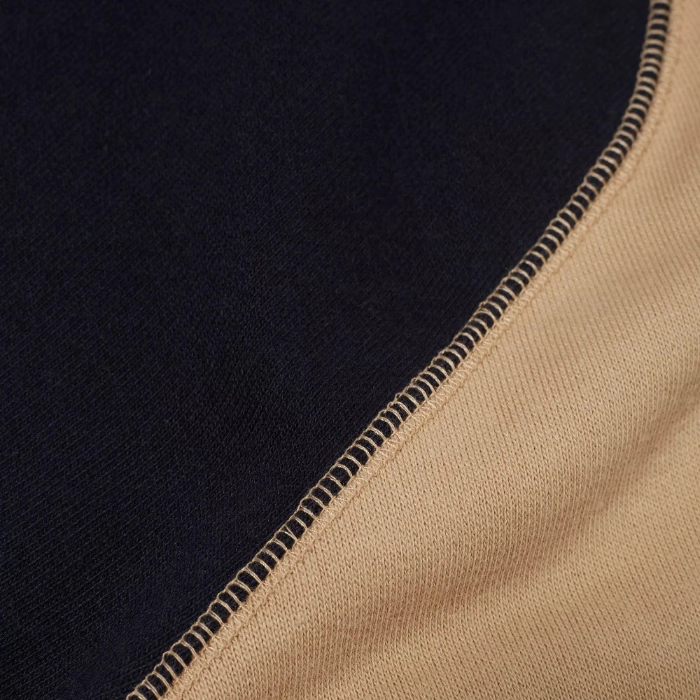 La veste carbis Universal Works s'inspire des emblématique varsity jacket américaine.  Simple a porter, elle est idéale à porter au printemps sur une simple chemise avec un chino par exemple.  100% coton 