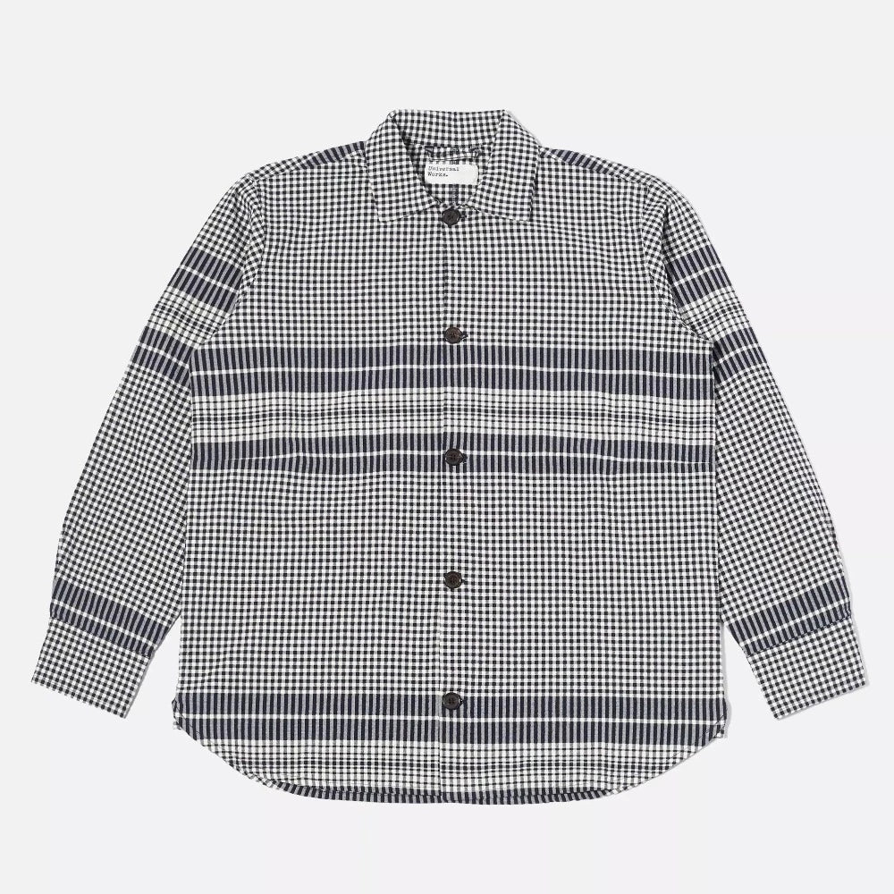 La chemise 'travail aussi' est un classique de la marque, décliné pour ce printemps en seersucker léger. Peut être porté en chemise ou surchemise.