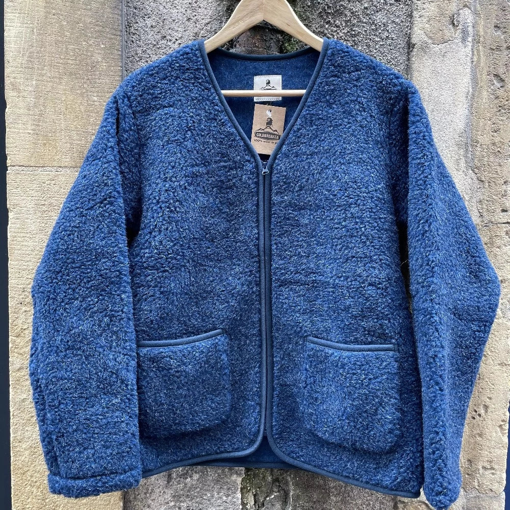 Nouveauté automne/hiver 2022  'SHEEP BY THE SEA'  Le cardigan dark blue Coldbreaker est fabriqué a partir de laine irlandaise douce et chaude.  Idéal à porter en automne et en hiver par froid sec sur une simple chemise ou un sweatshirt, la laine ne gratte pas et tient réellement chaud.  La coupe est moderne et unisexe.  100% laine irlandaise provenance Yoko wool zip YKK bord gansé fabriqué en Pologne   