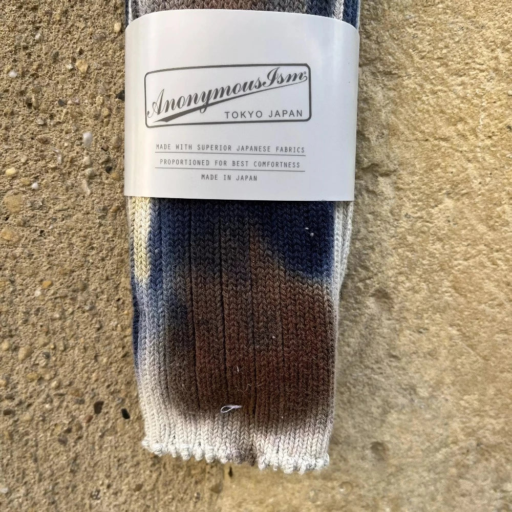 Les chaussettes scatter dye crew sont d'épaisseur moyenne, ils possèdent un motif type 'tye and dye' pour relever vos tenues.  93% coton/6% nylon/1% polyurethane taille unique 40-45 Fabriqué au Japon