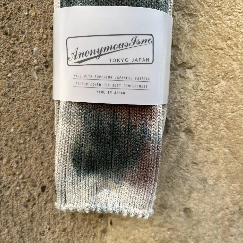 Les chaussettes scatter dye crew sont d'épaisseur moyenne, ils possèdent un motif type 'tye and dye' pour relever vos tenues.  93% coton/6% nylon/1% polyurethane taille unique 40-45 Fabriqué au Japon