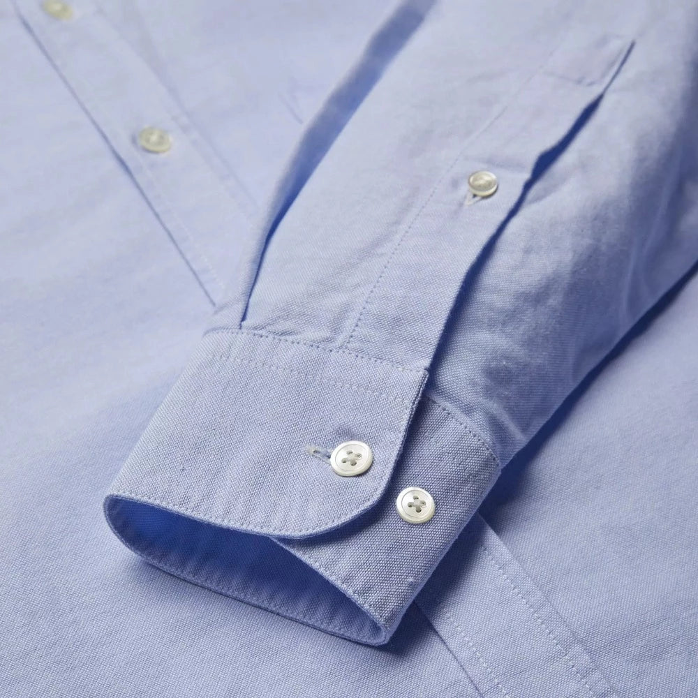 La chemise belavista en oxford est le best seller de la marque Portuguese flannel depuis de nombreuses années. Simple à porter au bureau ou plus casual-chic, la chemise belavista peut être porté hors ou dedans le pantalon. col classique button-down 100 % coton  boutons en nacre fabriqué au Portugal