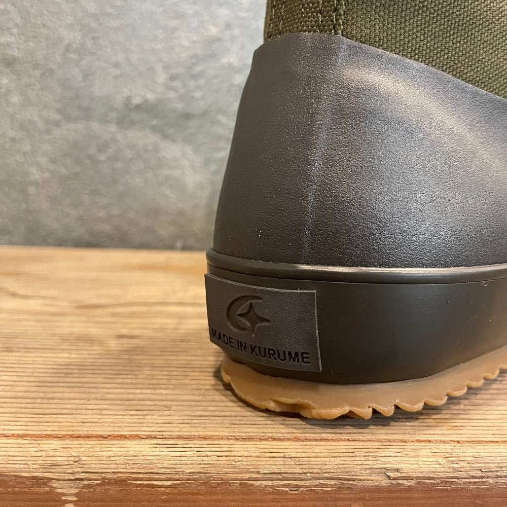 La sneakers all weather par Moonstar est LE modèle emblématique de la marque japonaise.  Fabriqué à Kurume au japon, elle se singularise par une technique d'assemblage appelé ' "Ka-ryu" qui consiste a joindre une partie en caoutchouc vulcanisé et une partie en coton canvas.  La chaussure est passé dans un four pendant 1h à 200°, procédé permettant flexibilité, adhérence et confort.