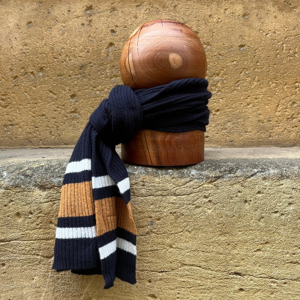 L'écharpe loudoun Mackie of scotland est une nouveauté de cet hiver, ses bandes contrastés rappellent le style ivy/universitaire.  Il peut être associé avec le bonnet loudoun de la même couleur.  100% laine d'agneau tricotage léger fabriqué en Ecosse