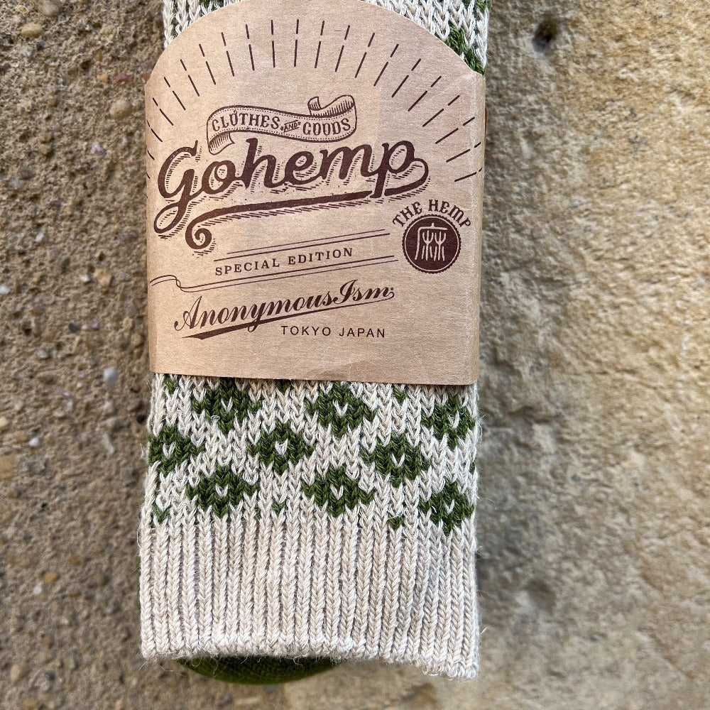 Les chaussettes gohemp jq Anonymous-ism sont fabriqué avec leur fameux mélange coton-chanvre pour garder des propriétés thermoregulante en automne/hiver.   68% coton /24% chanvre/7% nylon/1% polyurethane taille unique 40-45 Fabriqué au Japon