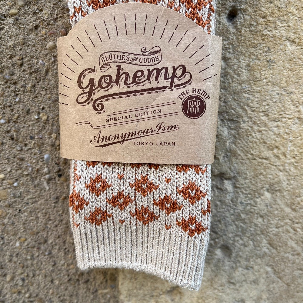 Les chaussettes gohemp jq Anonymous-ism sont fabriqué avec leur fameux mélange coton-chanvre pour garder des propriétés thermoregulante en automne/hiver.   68% coton /24% chanvre/7% nylon/1% polyurethane taille unique 40-45 Fabriqué au Japon