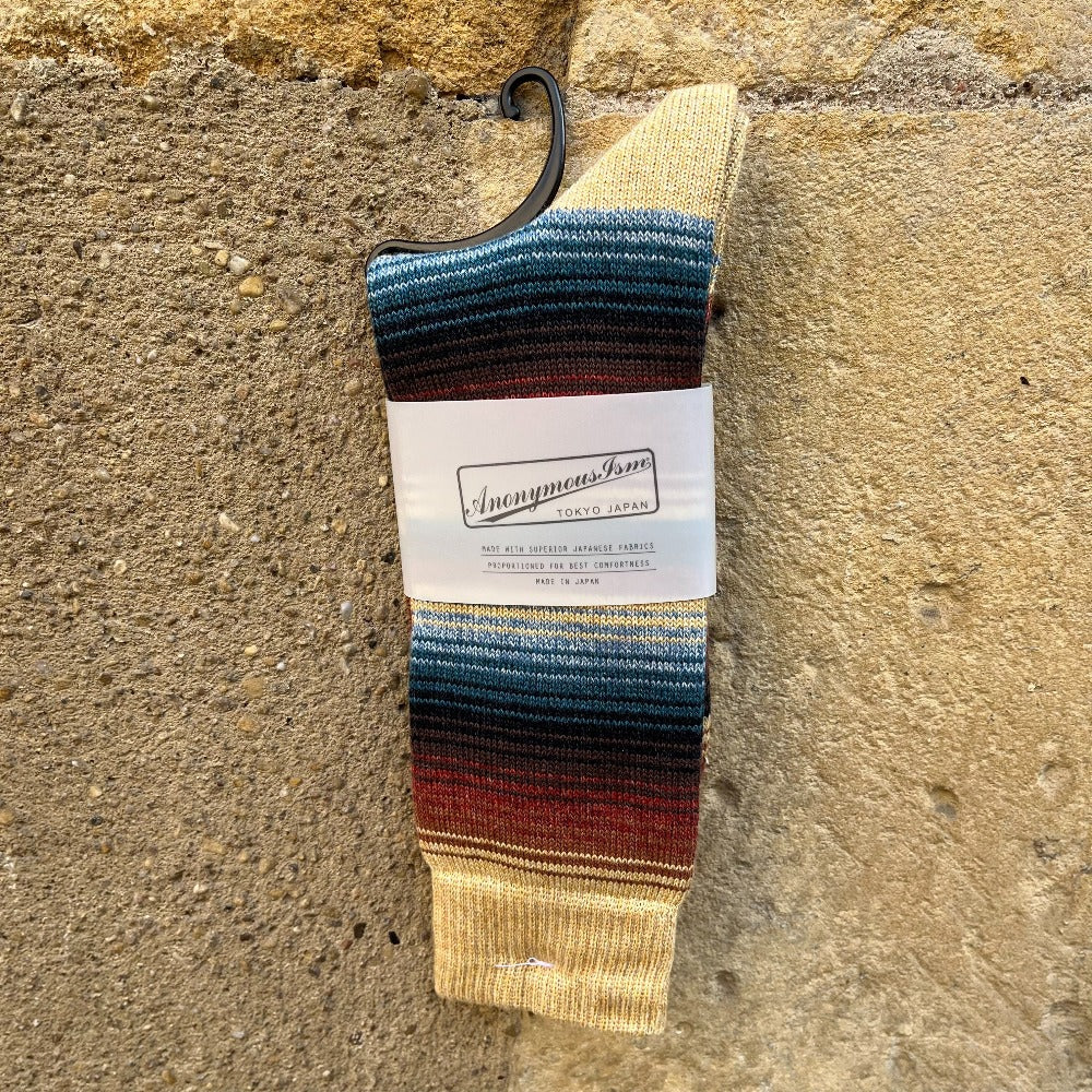 Les chaussettes sarape stripes crew Anonymous-ism sont d'épaisseur moyenne avec un motif typique de la marque.  46% coton/46% acrylique/7% polyester/1% polyurethane taille unique 40-45 Fabriqué au Japon  