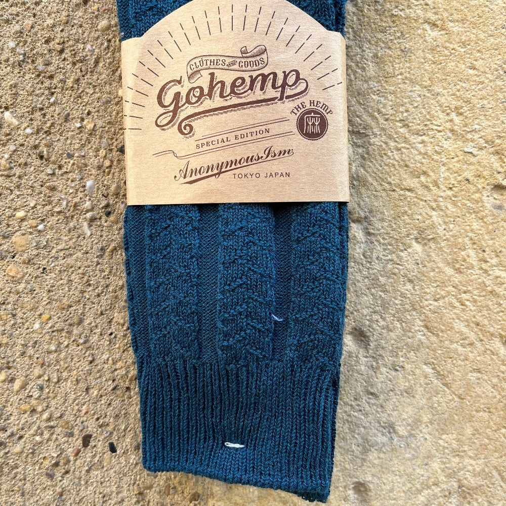Les chaussettes gohemp cable crew Anonymous-ism en coton et chanvre possède un motif torsadé simple a porter d'épaisseur moyenne.  82% coton/12% polyester /5% chanvre/1% spandex. taille unique 40-45 Fabriqué au Japon