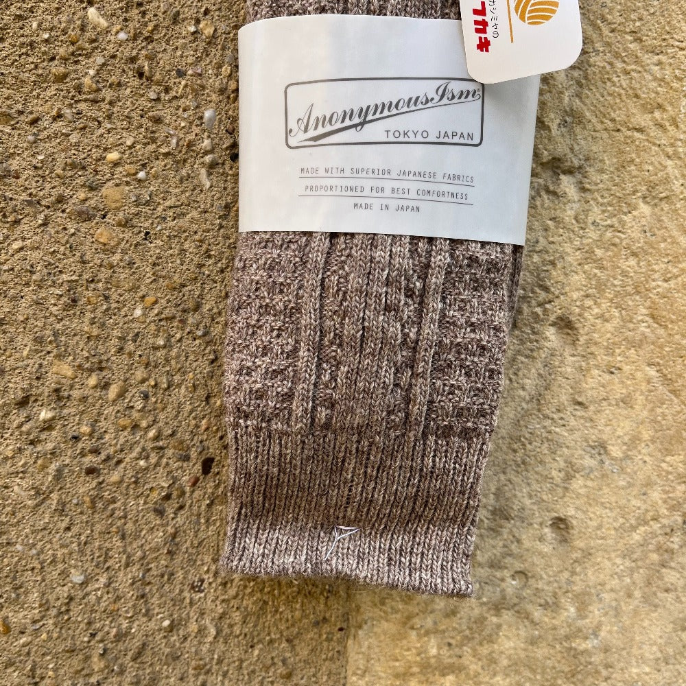 Les chaussettes en cachemire Anonymous-ism sont chaude et d'épaisseur moyenne, la sensation du cachemire en font une paire idéal en automne-hiver.  63% cachemire/37% nylon taille unique 40-45 Fabriqué au Japon