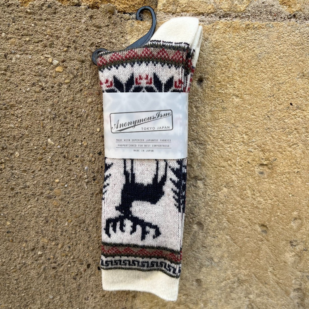 Les chaussettes wool deer snow jq Anonymous-ism sont majoritairement en laine, relativement épaisse avec un motif de cerf.  33% laine/26% acrylique/25% polyester/13% nylon/3% polyurethane taille unique 40-45 Fabriqué au Japon
