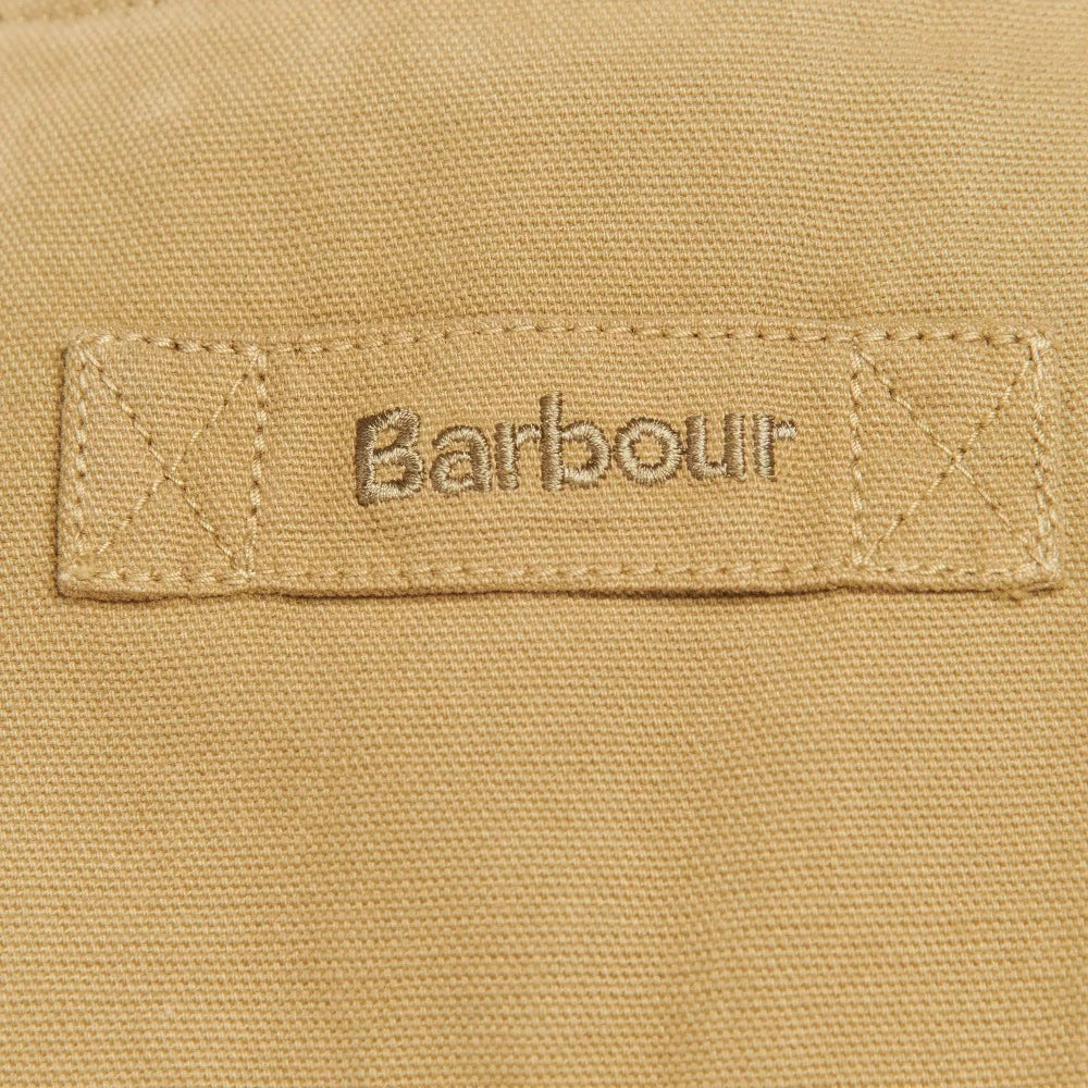 Le gilet tin Barbour est en coton canvas, il dispose de 3 poches extérieur et 1 poche intérieur.  Sa couleur 'military brown' s'inspire des gilets sans manche de type workwear.  100% coton canvas 