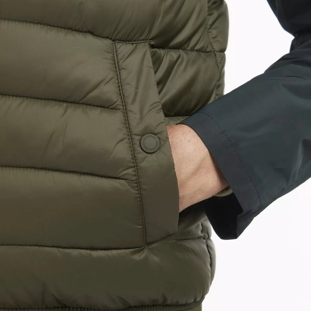 Le gilet matelassé elgin Barbour international est doté d'une fermeture zippée sur toute la longueur et d'un col sport.  Il peut être porter tel quel ou sous une veste waxée type beaufort ou bedale.   100% Polyamide