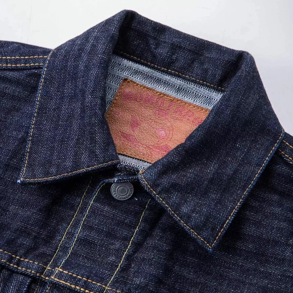 La veste type 2 herringbone Momotaro est le parfait exemple du savoir-faire de la marque d'Okayama. Sa toile selvedge 14oz à la particularité d'être tissé en chevrons (herringbone), ce qui lui donne sa texture unique. Le modèle type 2 dispose de 2 poches poitrines et 2 poches à la taille. 100% coton selvedge 14oz Fabriqué au Japon   