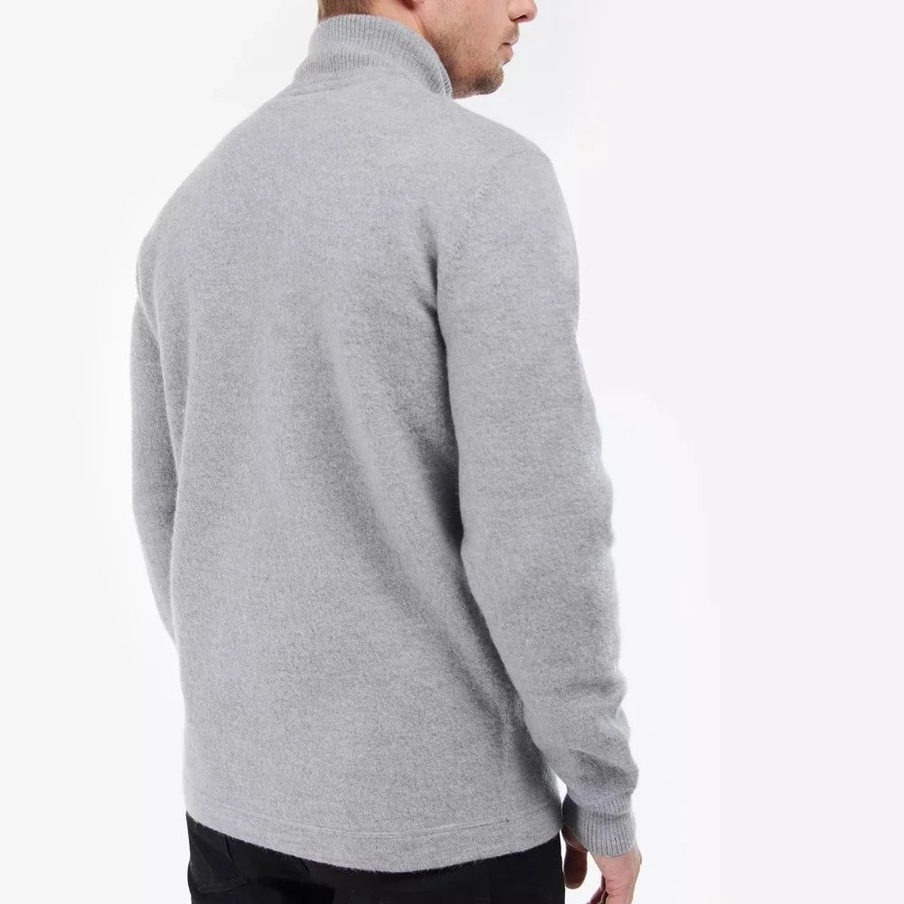 Le sweat-shirt Steele de Barbour International est un essentiel de la garde-robe décontractée des hommes. 100 % de laine et est composé de manches longues, un col entonnoir et un badge de la marque sur la manche pour une finition caractéristique.