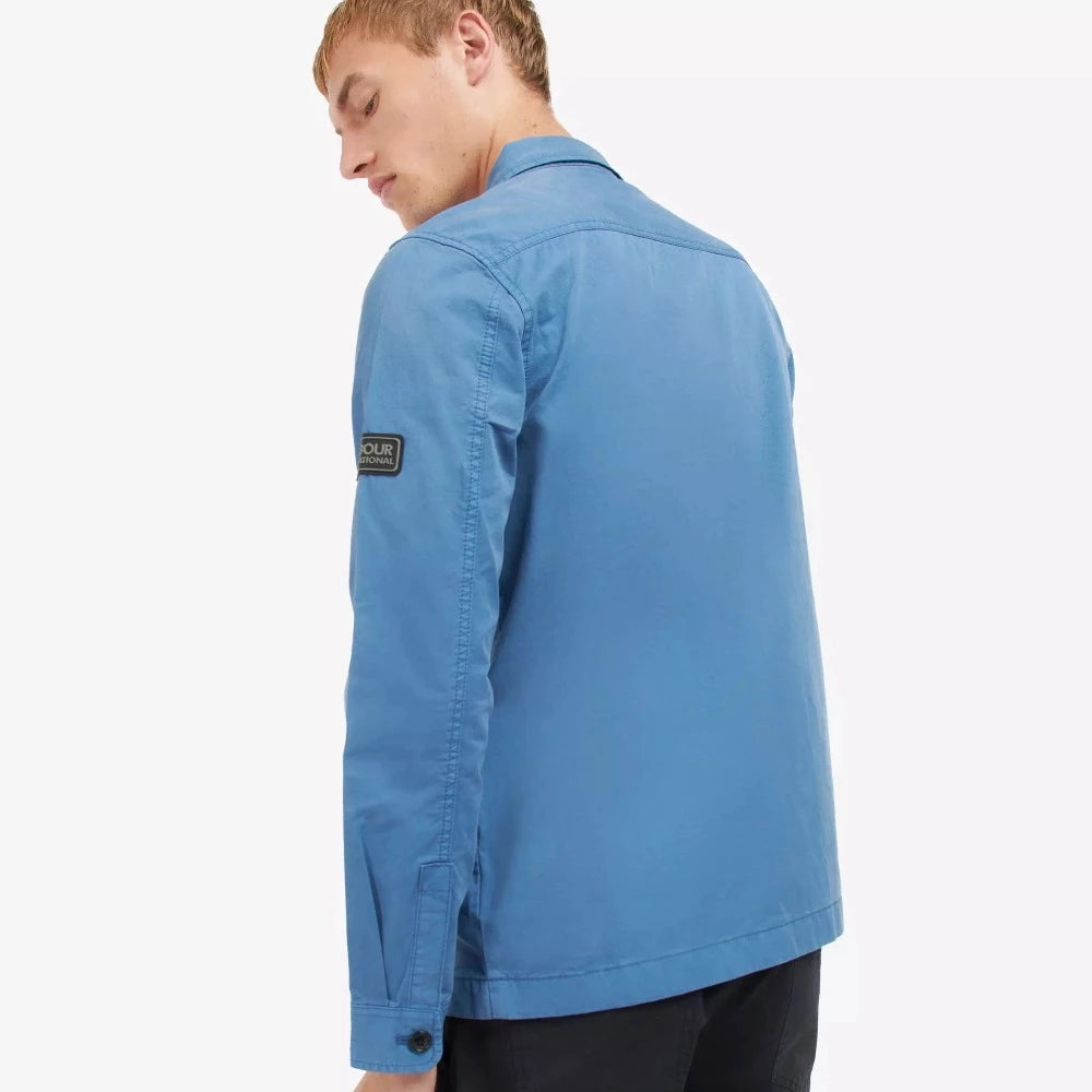 La surchemise Barbour International Adey présente un design d'inspiration militaire avec ses deux poches poitrine.   100% coton